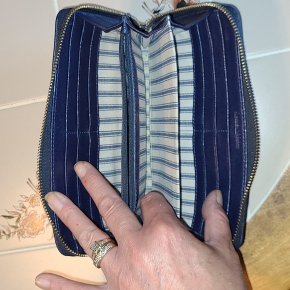 Dooney & Bourke Navy Blue Large Wristlet-Pre-loved. - Picture 6 of 12